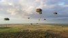 Tientallen-parachutisten-landen-zweven-door-de-Drentse-lucht-foto-Dave-Kresner.jpg