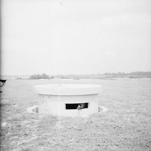 Pickett-Hamilton Retractable Fort, manned by a bren-gun team of the Coldstream Guards, airfield Southern England; IWM CH 17890