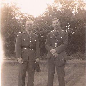 Capt Brian Robertson BROWNE (138930) & Capt Struan Forsythe BROWNE (105601), Harlow 1945